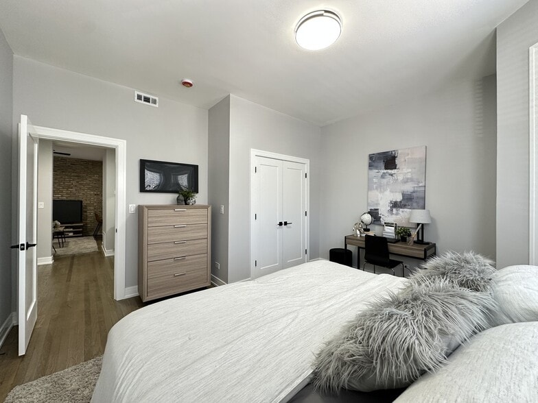 Building Photo - 3840 N Wilton Ave