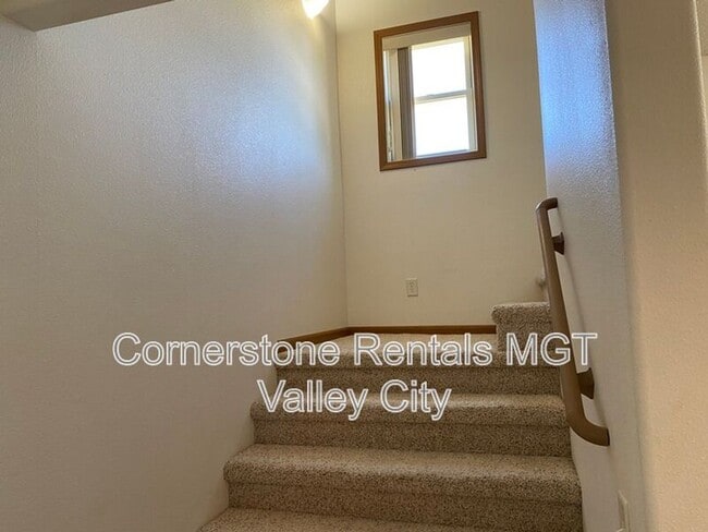 Building Photo - 508 10th Ave SE