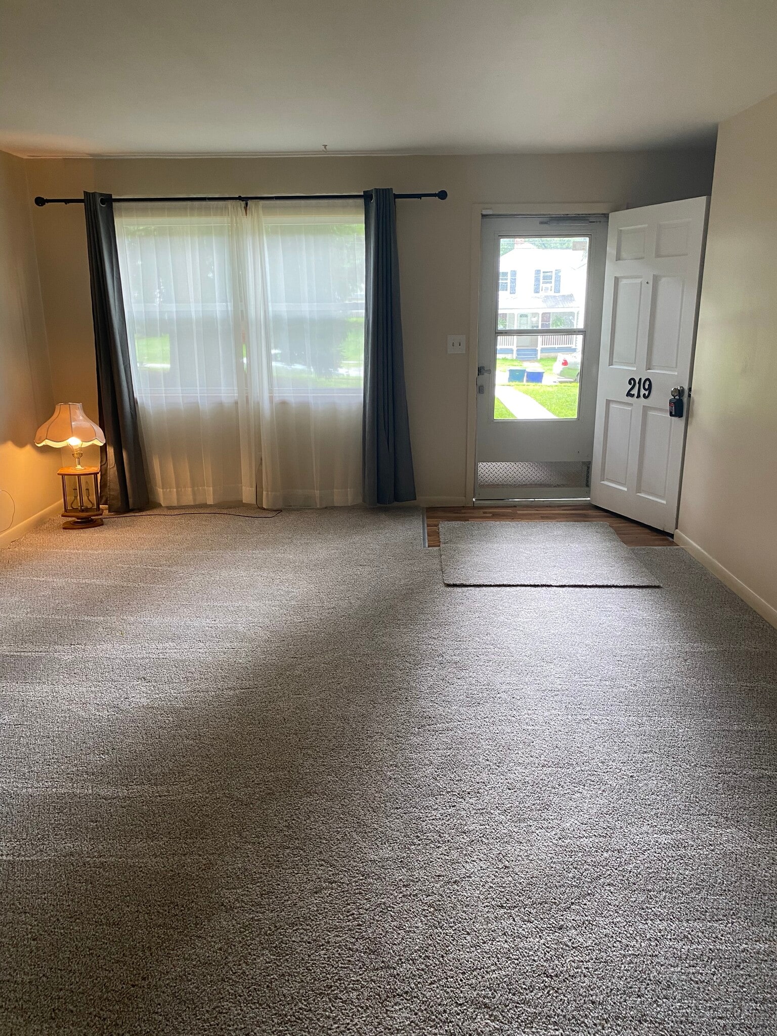 Living room - 219 W Elm St