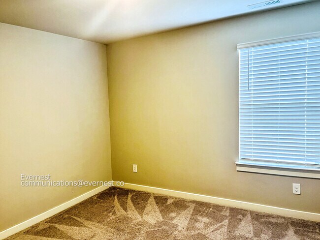 Building Photo - 806 Els Ct