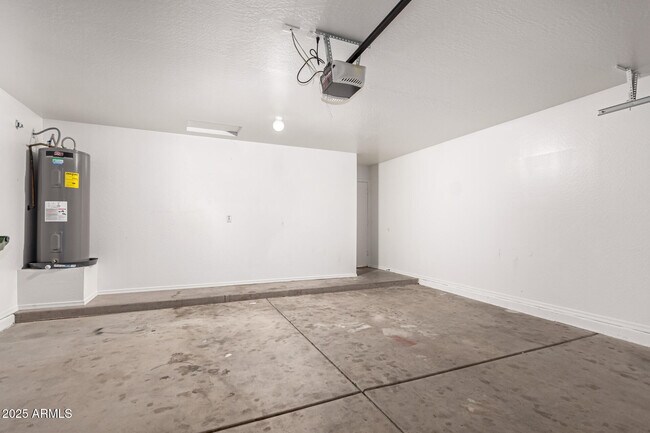 Building Photo - 11529 W Paradise Dr