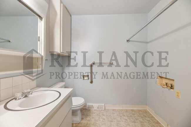 Building Photo - 1022 S Capri Ln