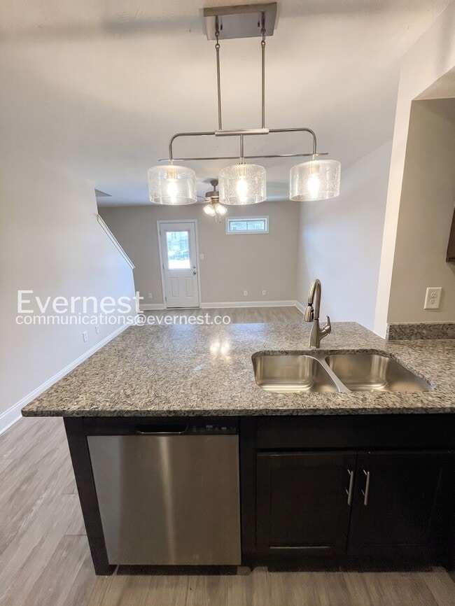 Building Photo - 3 Bed/3 Bath Townhome with Off-Street Parking / Pet-Friendly / Vouchers Accepted / Available Now!