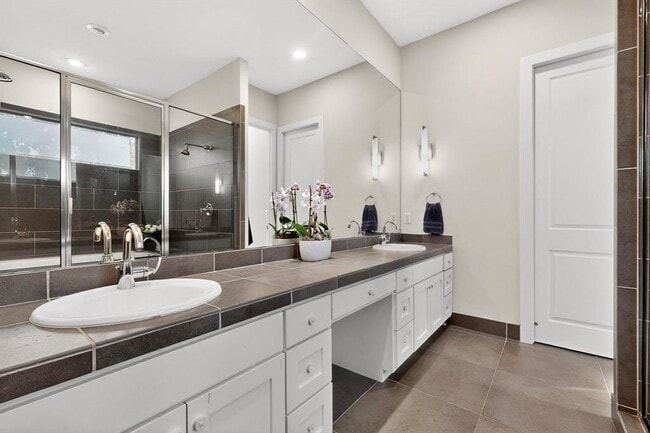 Building Photo - 807 W Gibson St