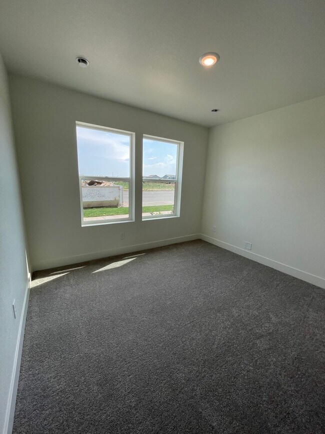 Building Photo - Stunning Rowhouse in NE Ft. Collins