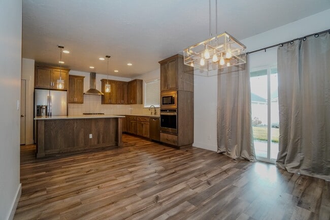 Building Photo - 5967 W Daphne Dr