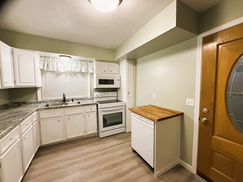 Building Photo - 412 Depot St