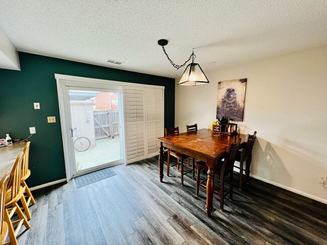 Building Photo - $0 DEPOSIT OPTION, TWO STORY TOWNHOME, CARPORT, NEW FLOORING, STORAGE, PRIMARY BED/BATH, A/C