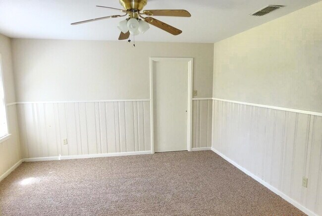Building Photo - Lovely House Located Minutes From Elementa...