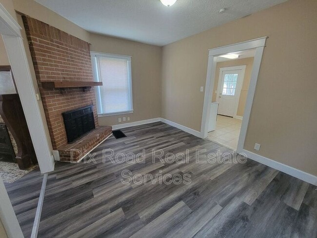 Building Photo - 2024 Hill Ave