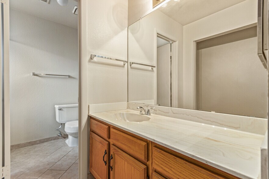 Building Photo - 518 E Wescott Dr