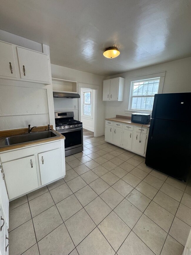 Building Photo - 2 Bed 1 Bath Single Family Home Available ...