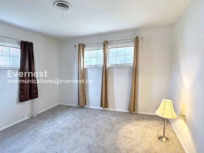 Building Photo - 9 Country Club Dr