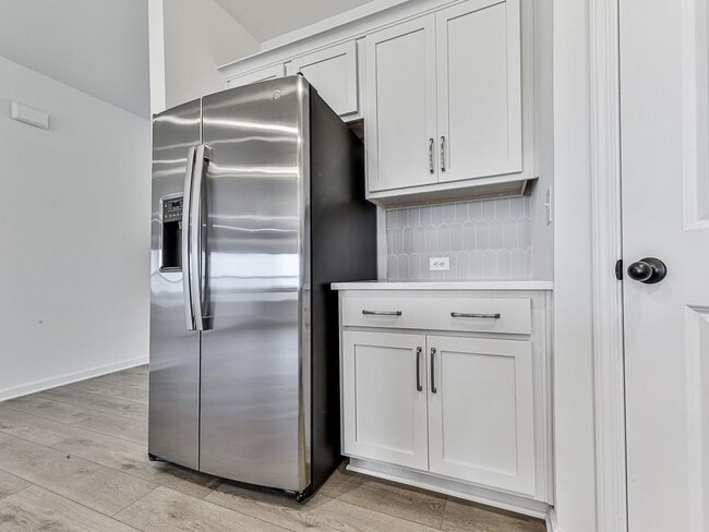 Building Photo - 611 Elwick Ln