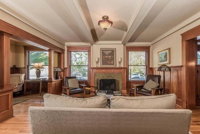 Building Photo - Stunning 6 Bedroom/4 Bath Historic Prairie Style Home in the Heart of Bankers Hill!