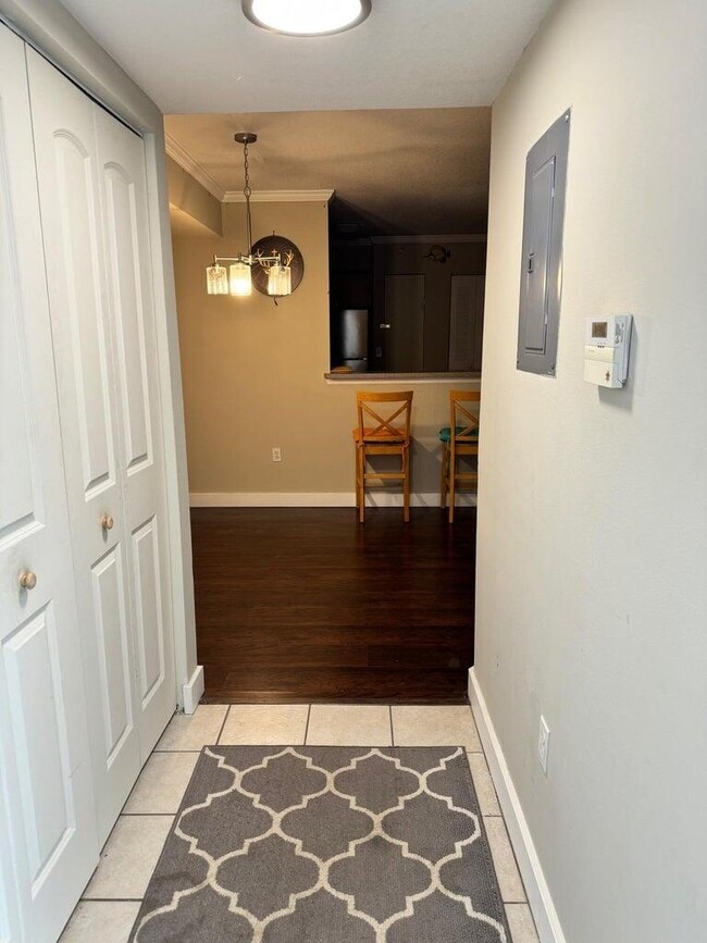 Building Photo - 803 Villa Cir