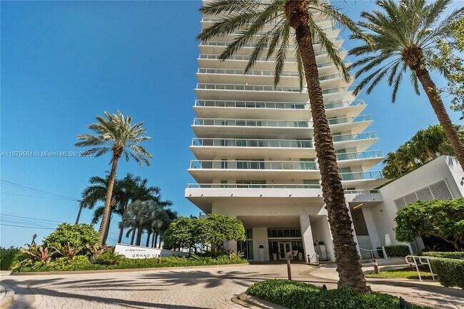 Building Photo - 10 Venetian Way