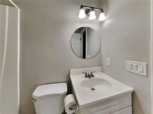 Building Photo - 2205 Oakrill Ct