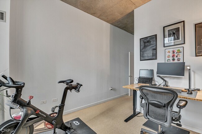 Building Photo - 235 W Van Buren St