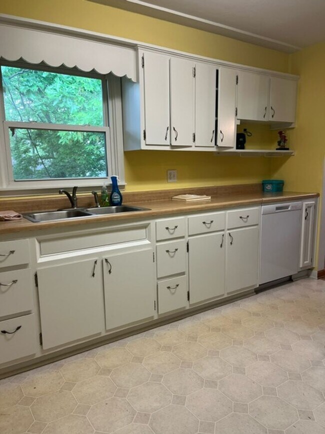 Building Photo - Charming 4 Bed 2.5 Bath Home With Nice Woo...