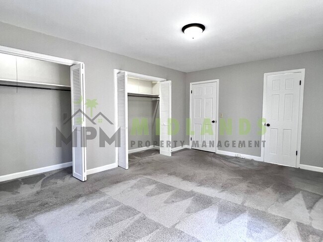 Building Photo - 300 Lydgate Dr
