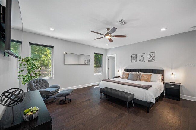 Building Photo - 902 W Plymouth St