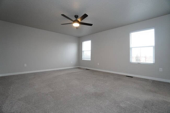 Building Photo - 1512 W Cub River Dr