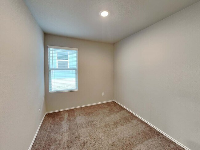 Building Photo - 7315 Avila Vis