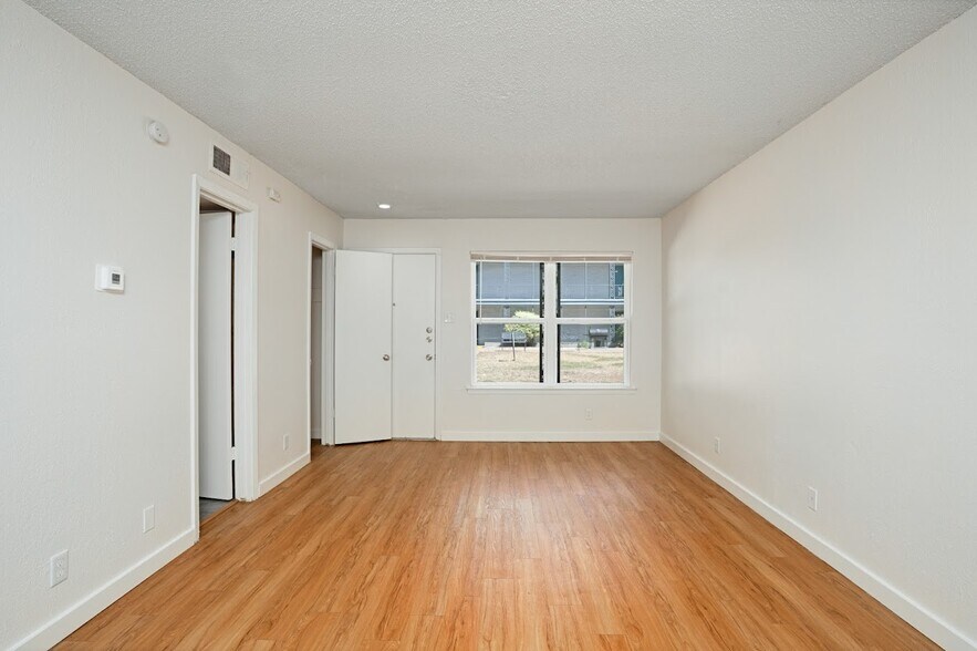 Building Photo - 2601 Penny Ln