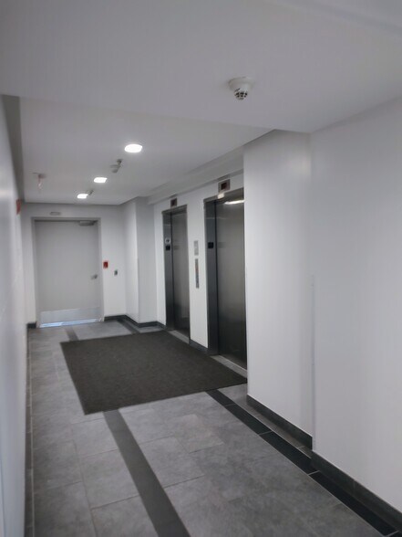 Building Photo - 2 Earhart St
