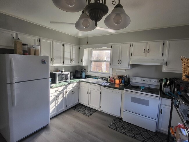 Building Photo - 114 King George Ct