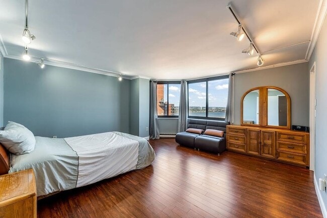 Building Photo - 2110 Harmon Cove Tower