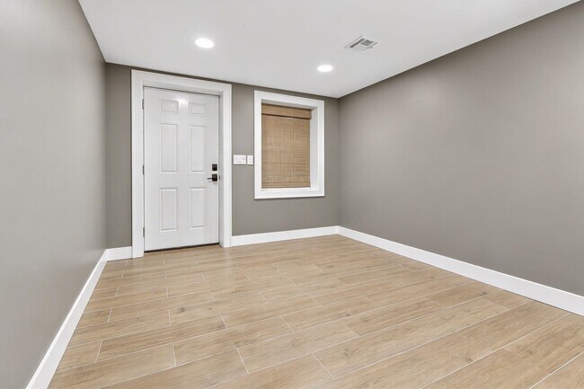 Building Photo - 926 Park Ave