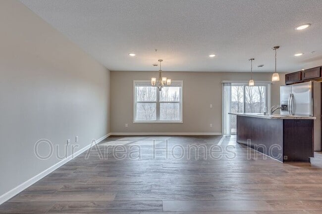 Building Photo - 591 William St