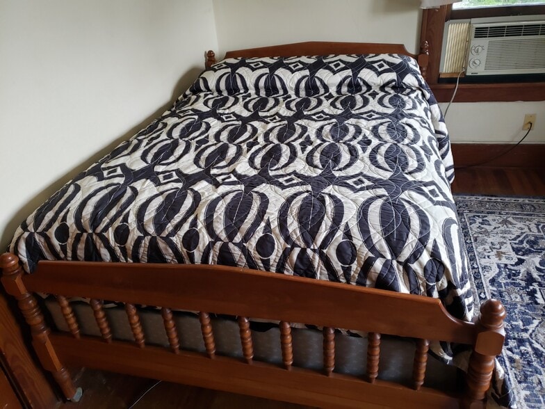 Bed - 613 E College St