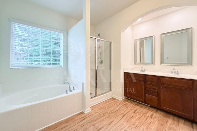 Building Photo - 907 Saratoga Dr