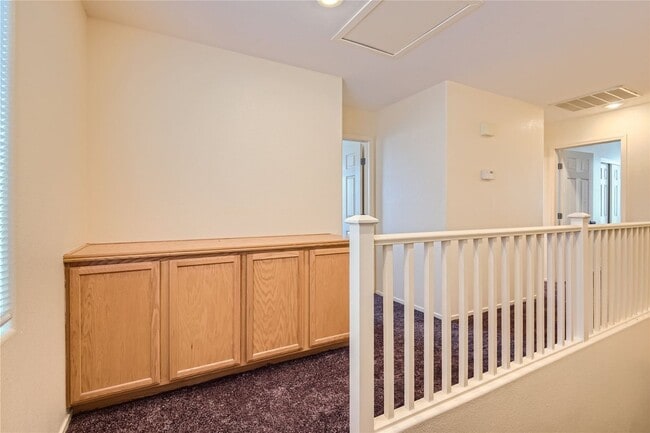 Building Photo - EXQUISITE 3-Bedroom Home - Modern Amenitie...