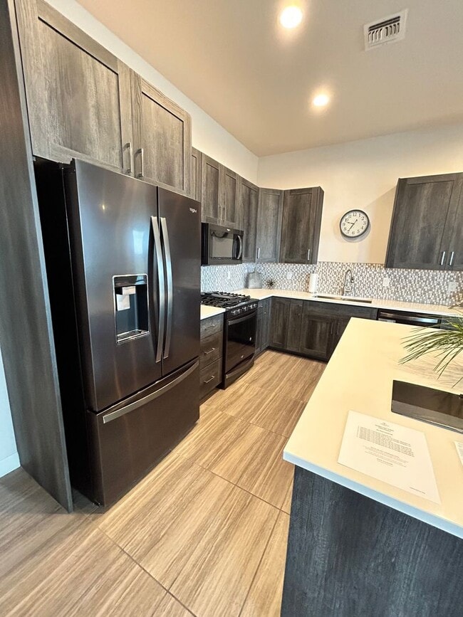 Building Photo - Beautiful Furnished Pool Home!