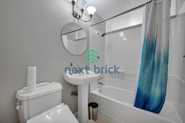 Building Photo - Prime Bellevue Home in a Highly Desirable Neighborhood