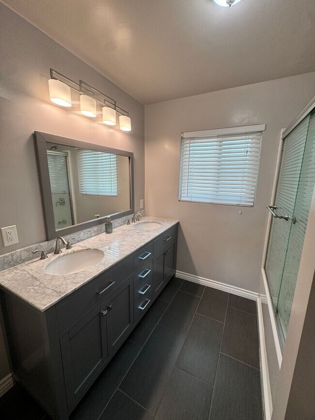 Building Photo - Spacious 2-Bedroom, 2-Bath Apartment for R...