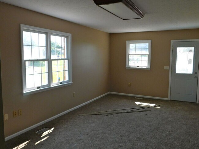 Building Photo - 5 acres and a Large 6 bedroom house. Extra garages and sheds.