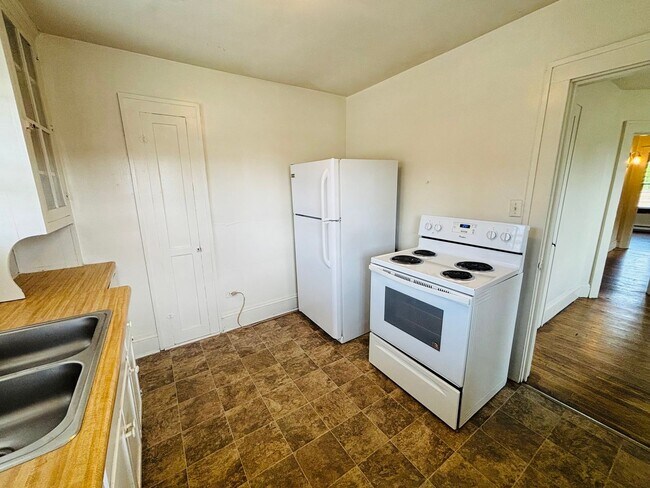 Building Photo - 3 Bedroom 1 Bath Duplex