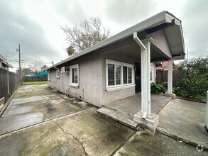 Building Photo - 3 Bedroom Oak Park Home