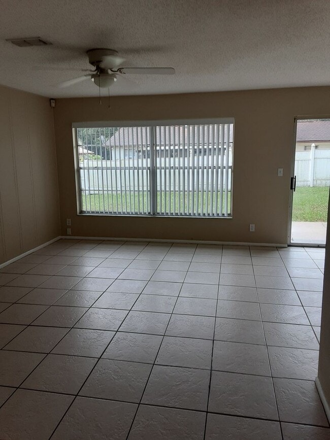 Building Photo - Beautiful 3 Bed 1 Bath Single Family Home