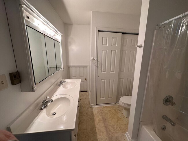 Building Photo - 424 W Main St