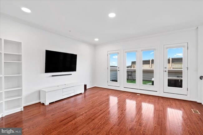 Building Photo - 702 Sentry Square