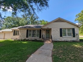 Building Photo - 901 N Azalea Dr