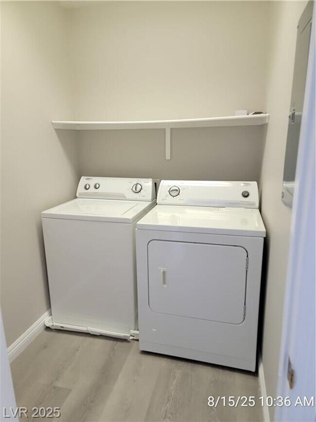 Building Photo - FANTASTIC TOWNHOME - POPULAR FLOORPLAN!! M...