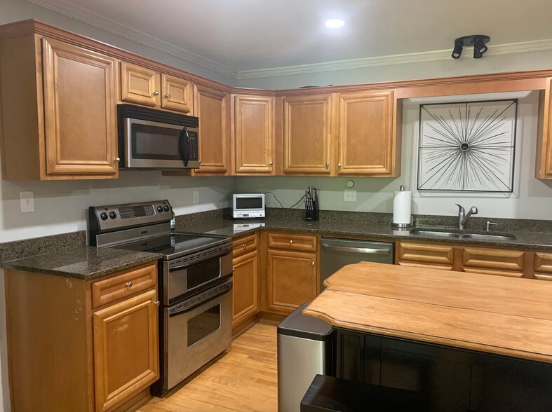 Building Photo - 864 Shadowridge Dr SE