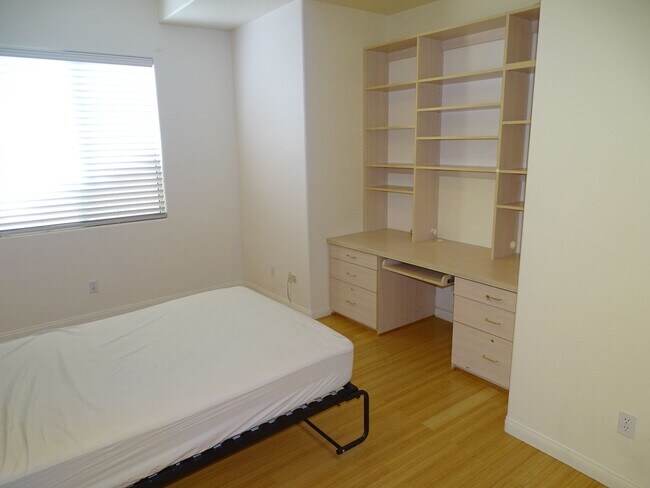 Building Photo - 5 BED Summerlin home w/ 1ST FLOOR BED AND 3/4 BATH